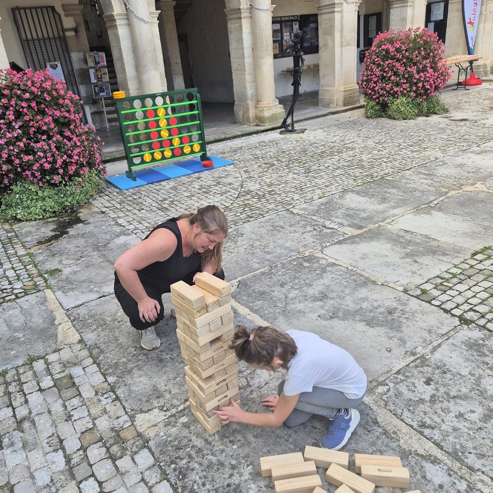 Photo Animation Jeu en Bois avec la Tour Géante lors d'un événement des familles à Valréas (84)