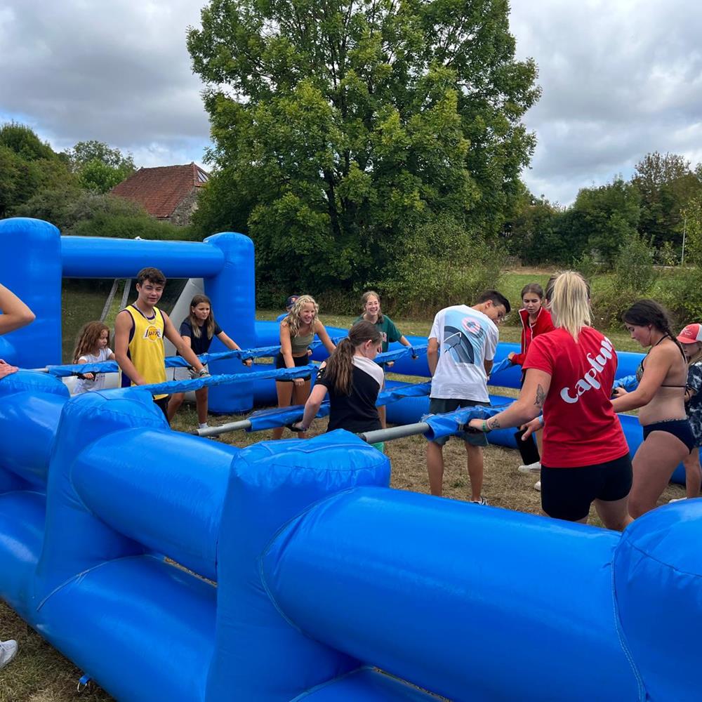 Photo Installation du Baby-foot Humain géant lors d'un village sportif gonflable en Vaucluse (84)