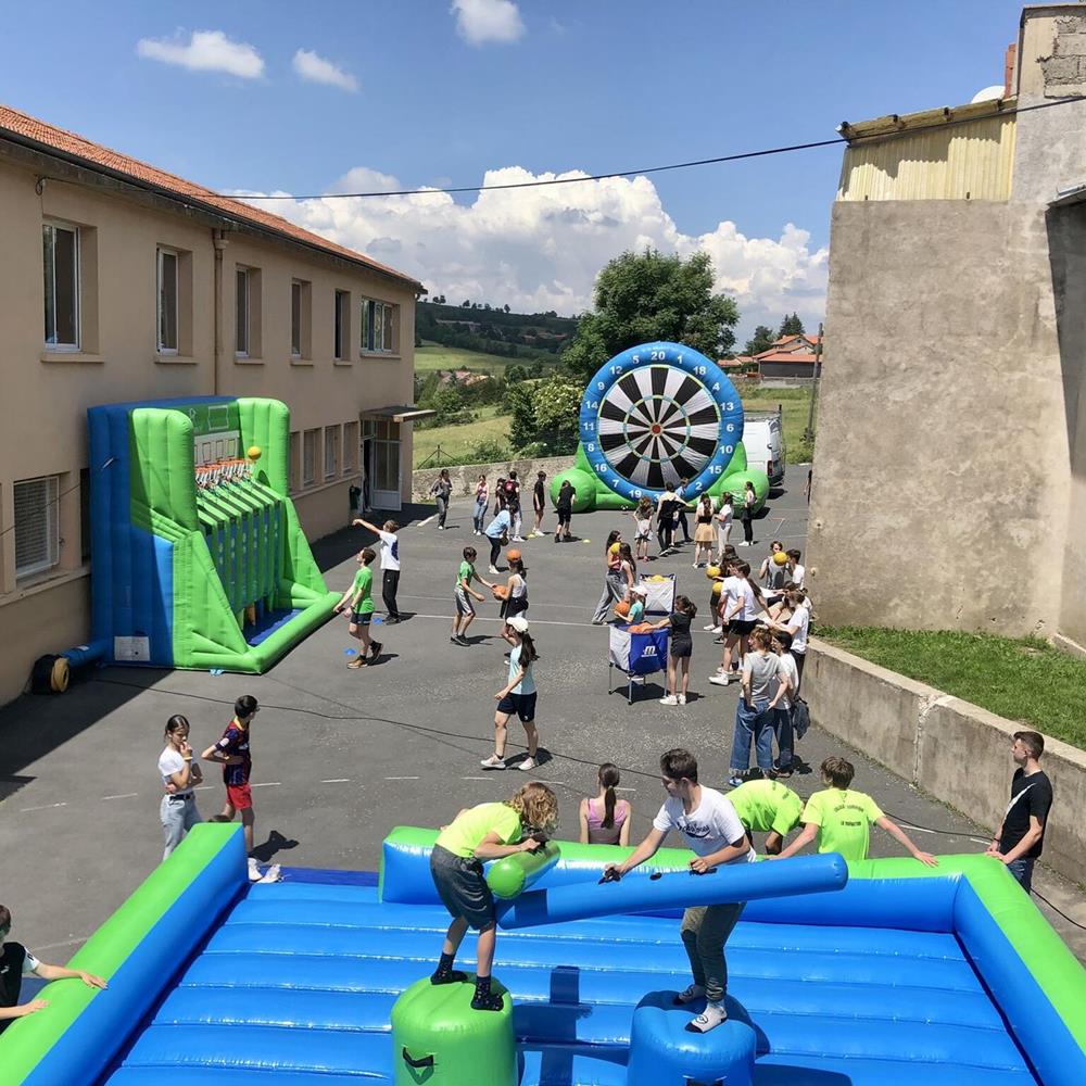 Photo Village gonflable installé pour un challenge sportif pour vos événements en Vaucluse (84), Gard (30) ou Bouches-du-Rhône (13)