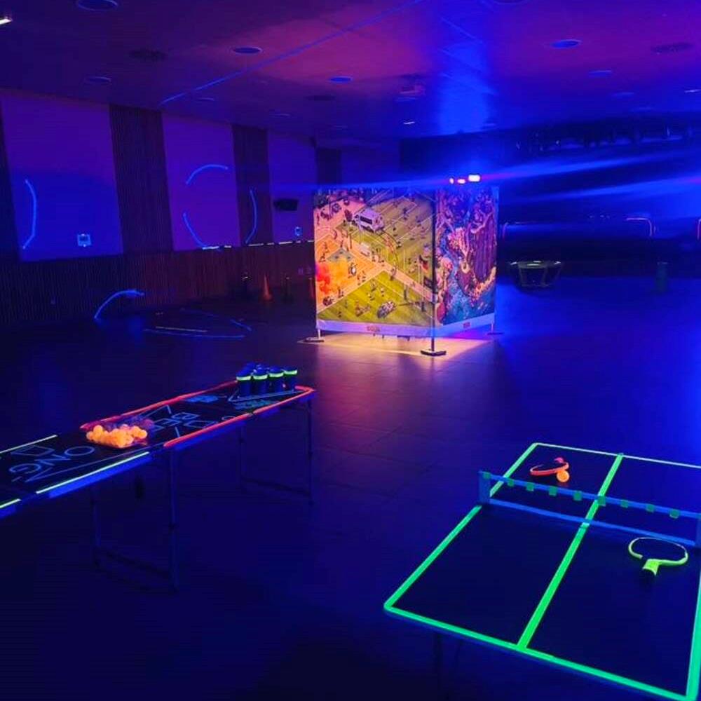 Photo Mini ping-pong et Cherche & Trouve géant en version fluo pour un événement d'entreprise à Carpentras (84)