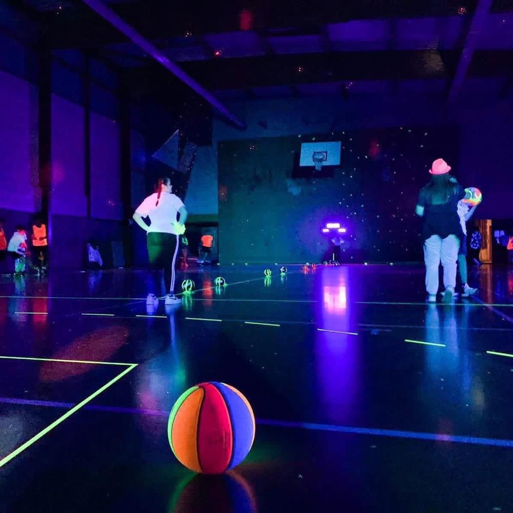 Photo Basket fluo intégré au village multi-sports et tournois dans le noir à Nîmes (30)